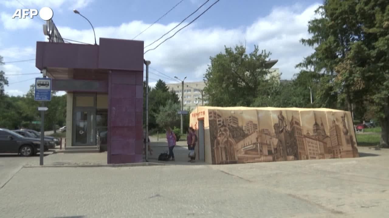 Ucraina: a Kharkiv le fermate degli autobus diventano rifugi antiaerei