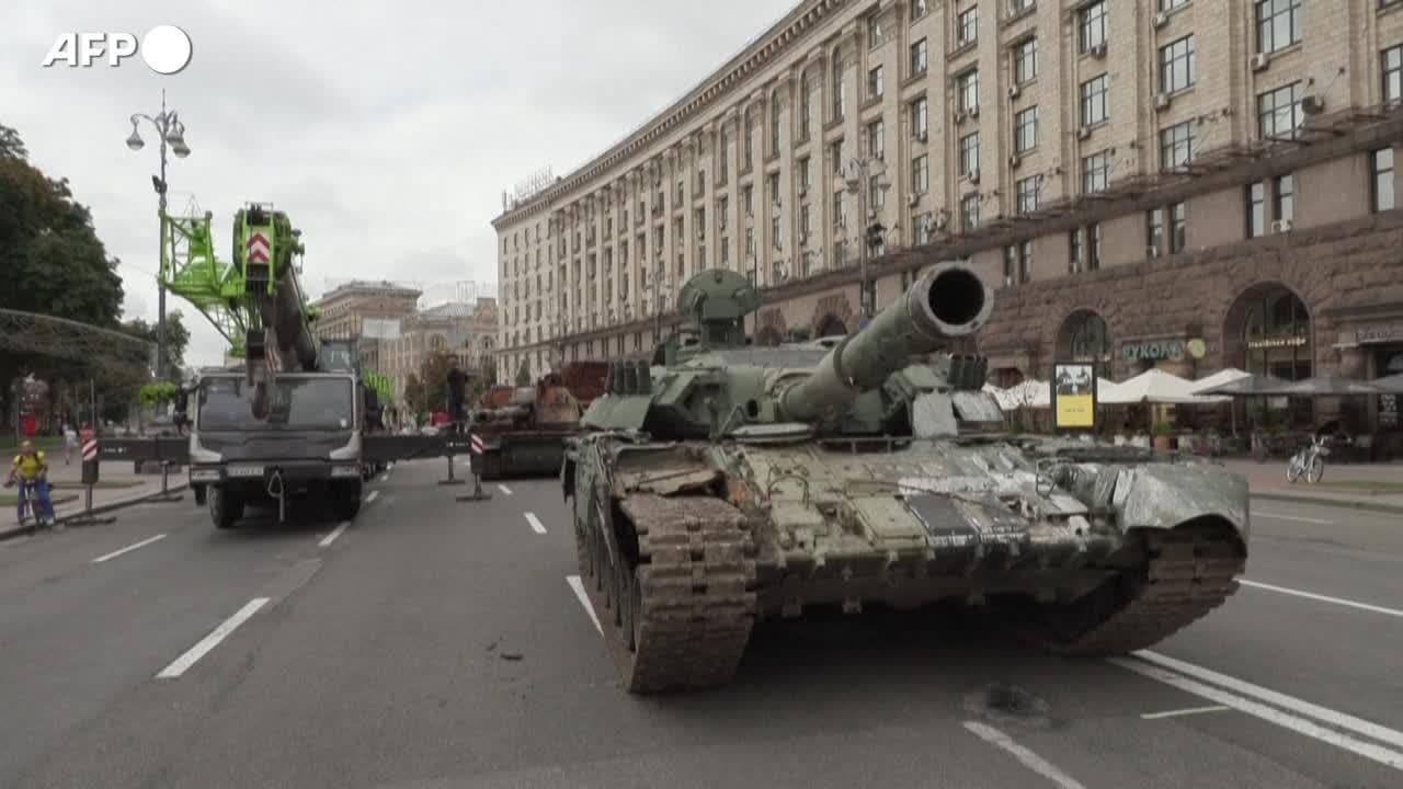 Kiev, festa dell'indipendenza dall'Unione Sovietica: la beffarda parata dei rottami di mezzi russi distrutti