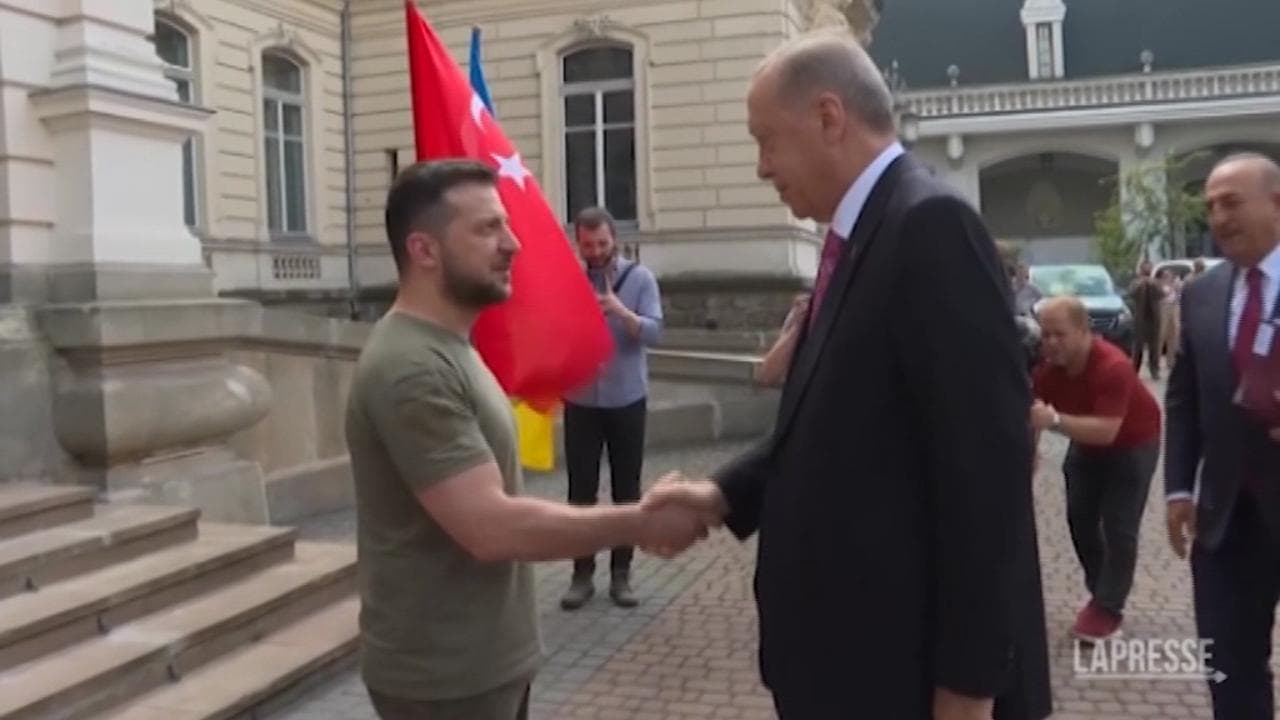Ucraina, vertice a Leopoli: la stretta di mano tra Zelensky e Erdogan