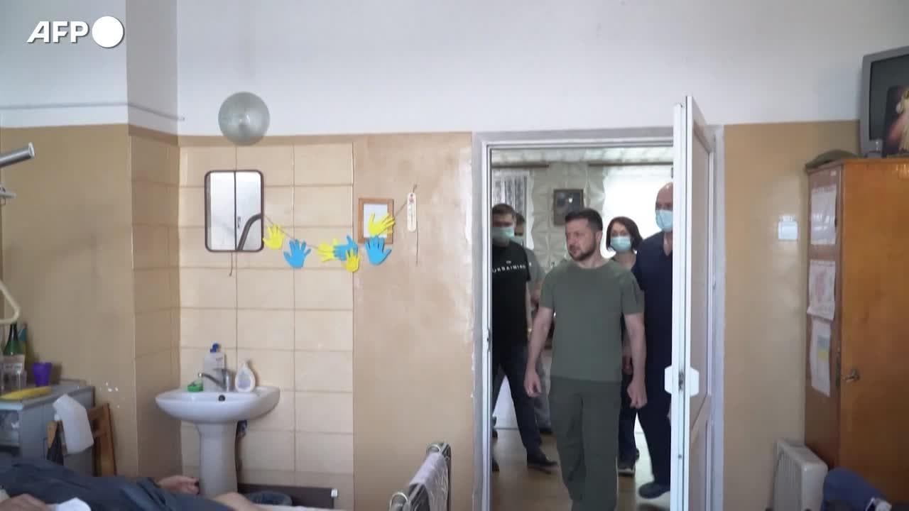 Leopoli, Zelensky incontra i soldati feriti omaggiandoli con una medaglia al valore militare