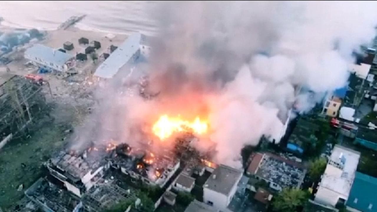 Ucraina: missili russi su Odessa, almeno 3 feriti. Il video del drone sugli edifici distrutti