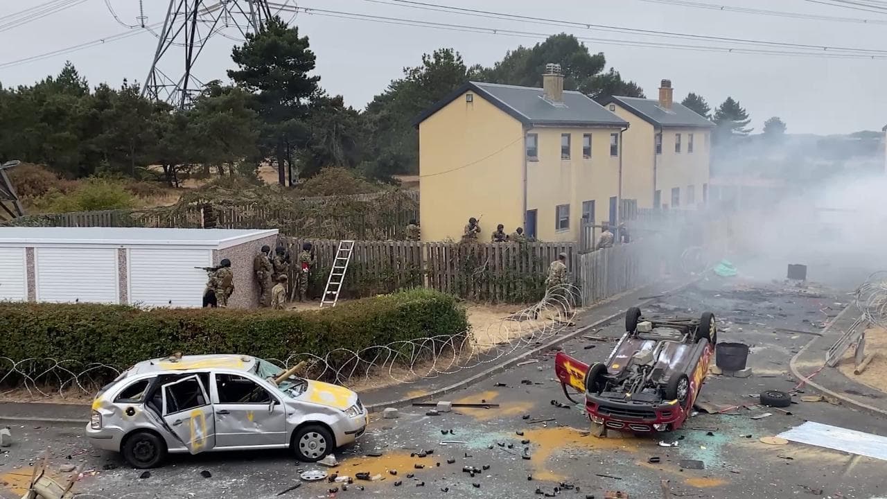 Kalashnikov, imboscate e irruzioni: così Londra addestra i soldati ucraini contro Putin