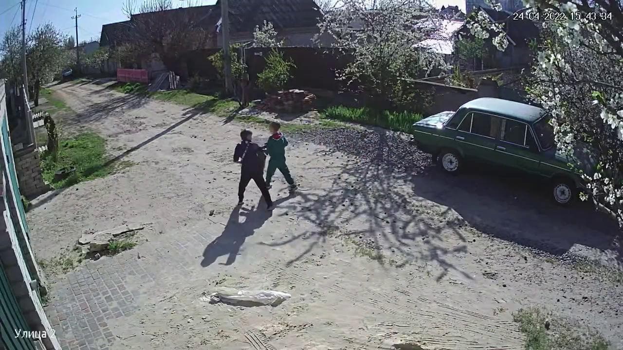 Ucraina, i bambini giocano con le armi e fanno partire un razzo