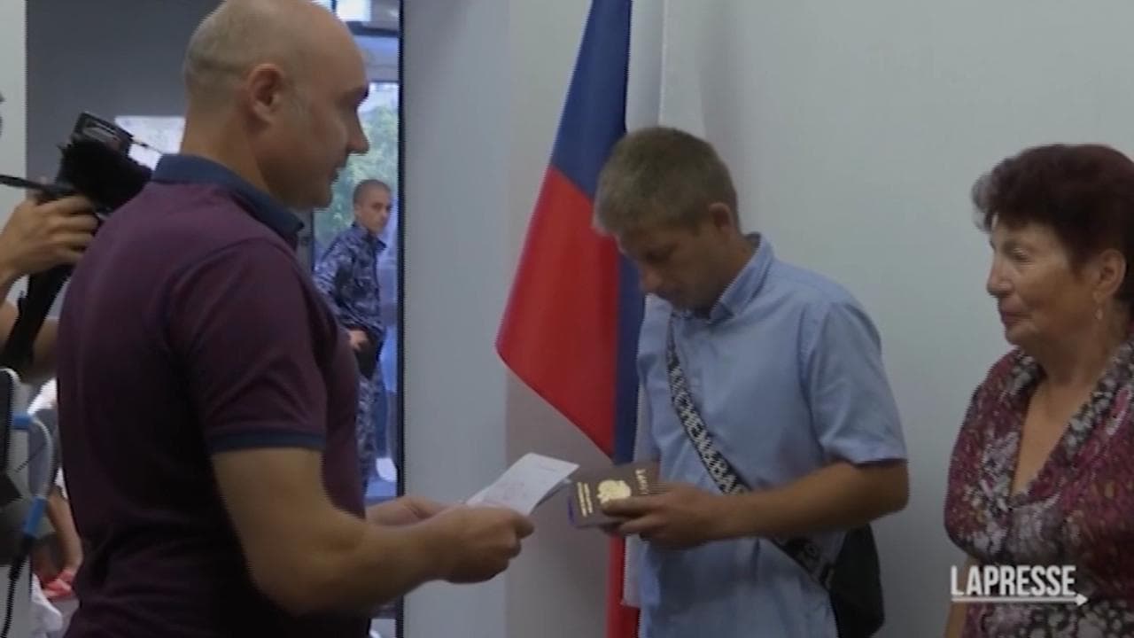 Ucraina, cittadinanza russa ai cittadini di Berdyansk: la consegna dei passaporti