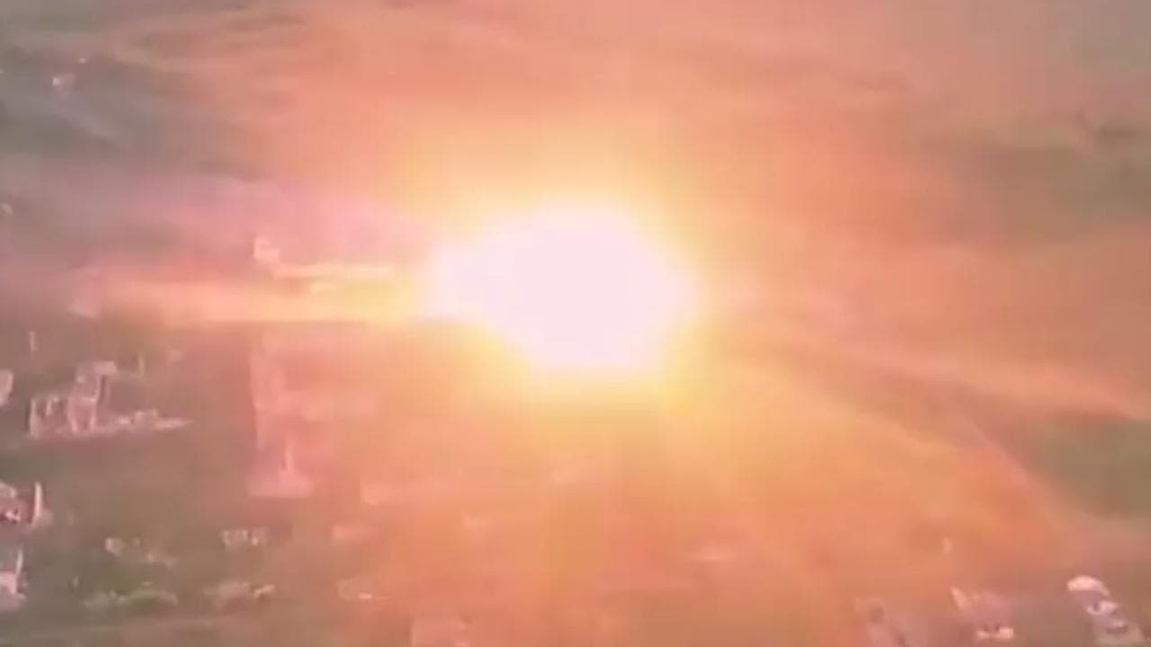 Un inferno di fiamme: i russi cancellano totalmente un quartiere con armi termobariche a Piscky