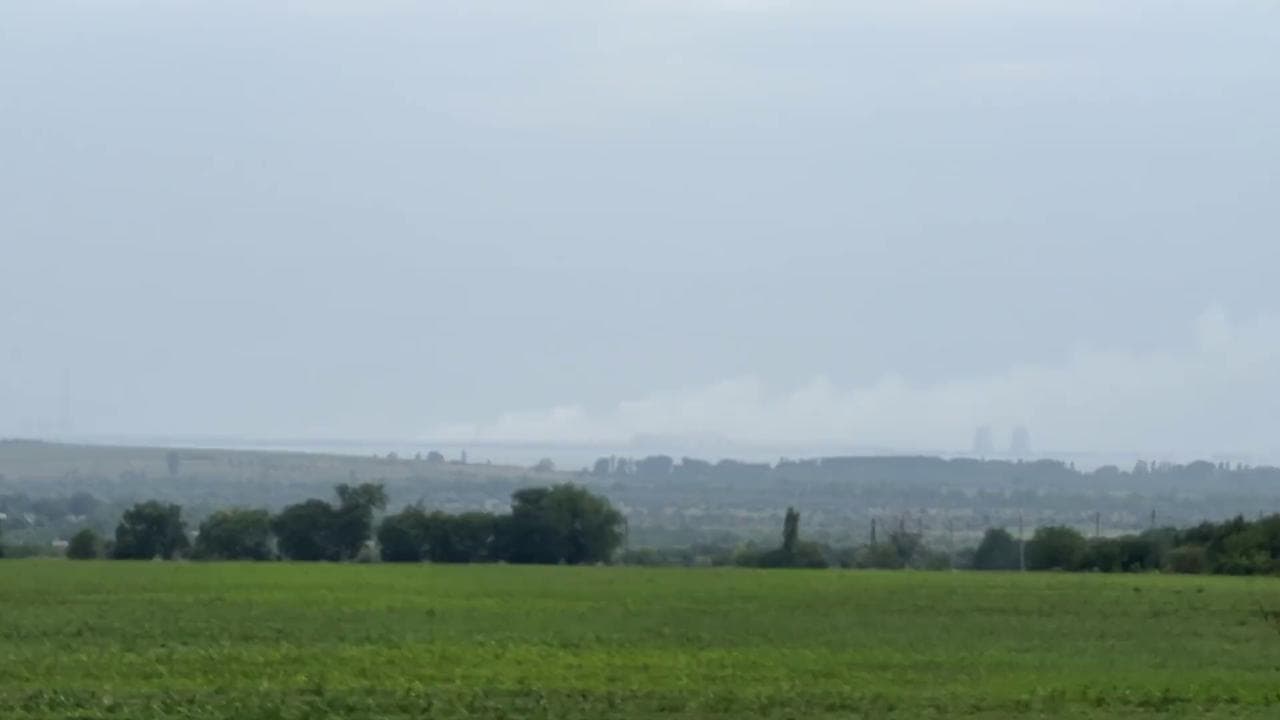 Nuovo attacco alla centrale nucleare: nuvole di fumo si alzano sopra Zaporizhzhia