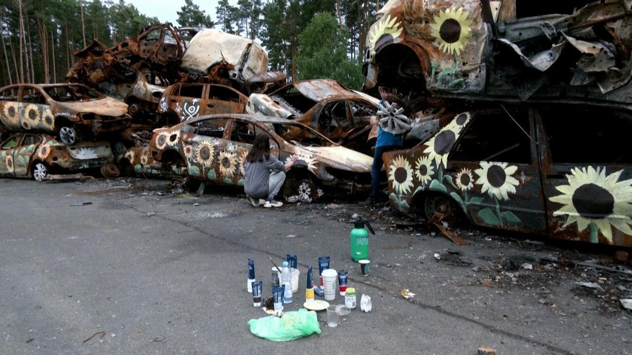Ucraina, artisti dipingono le masse di rottami: "Cerchiamo di alleviare il senso di distruzione"