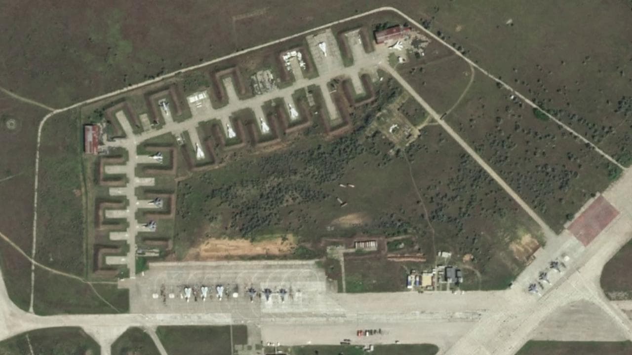 Crimea, otto aerei distrutti nella base russa: le immagini satellitari