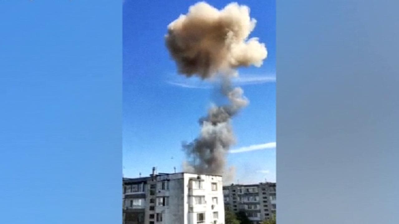 Ucraina, esplosioni in una base aerea russa in Crimea: nuvole di fumo si alzano dalla struttura