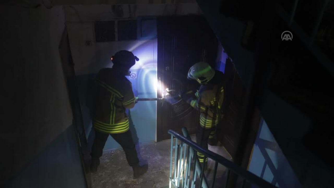 Ucraina, ondate di attacchi russi su Bakhmut: vigili del fuoco a lavoro in un palazzo colpito