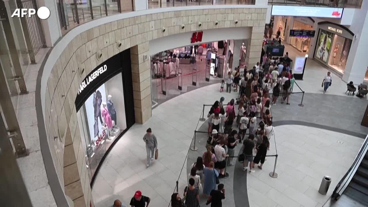 H&M blocca le attività in Russia per la guerra: la coda davanti al negozio prima della chiusura