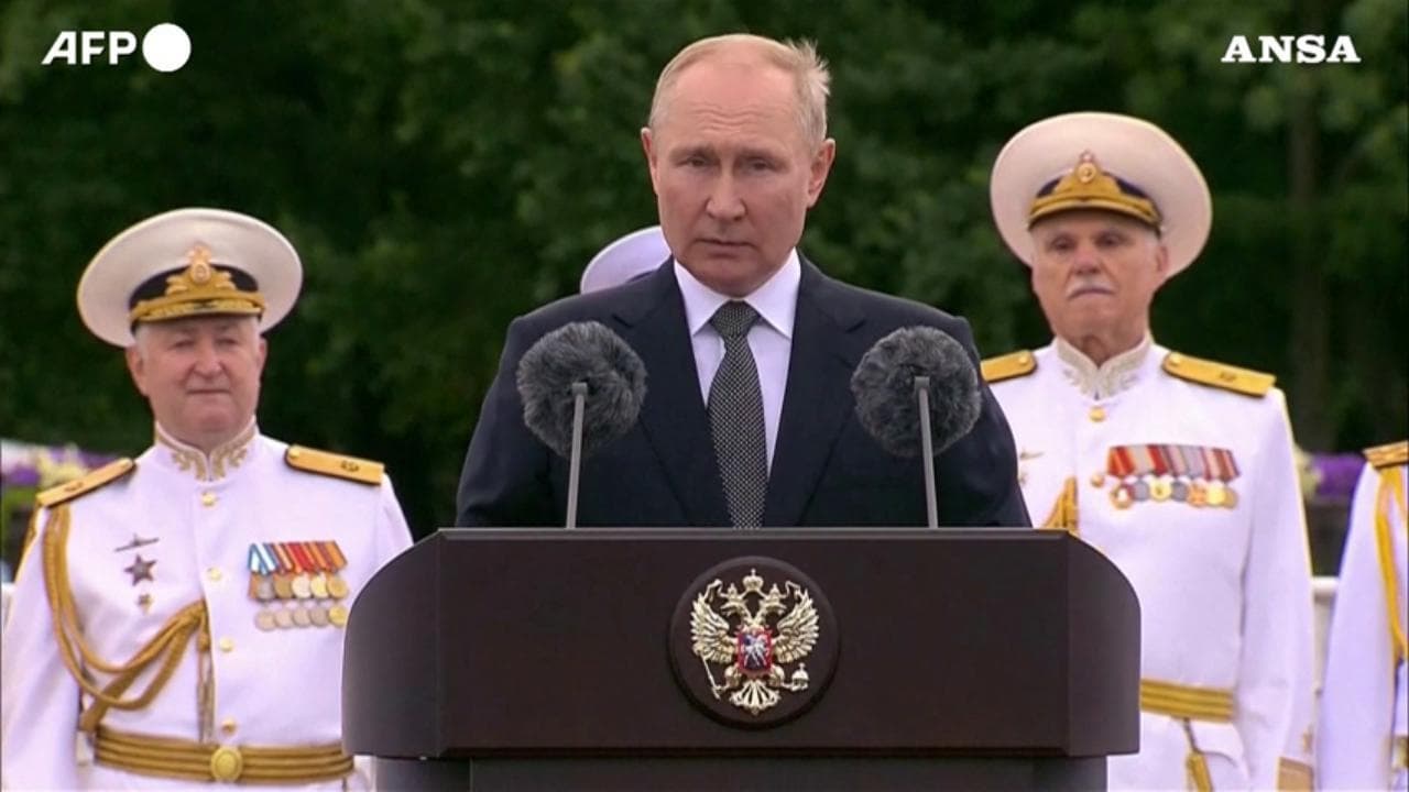 Putin avverte: "Missili ipersonici Tsirkon all'esercito per rispondere a chi viola la nostra libertà"