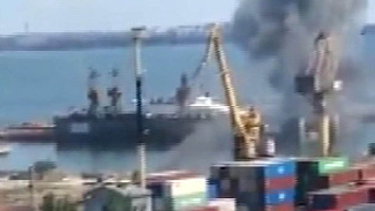 Nuovi bombardamenti russi su Odessa: un missile colpisce il porto della città