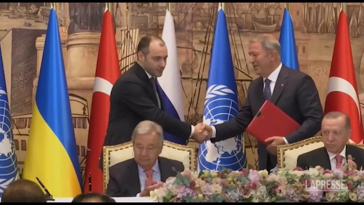 Istanbul, firmato accordo su esportazione grano: la stretta di mano tra il ministro ucraino e quello turco