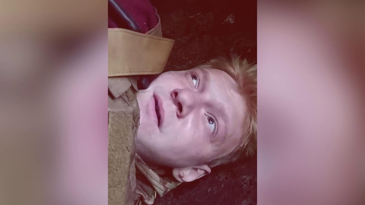 Il soldato ucraino nella buca sotto le bombe