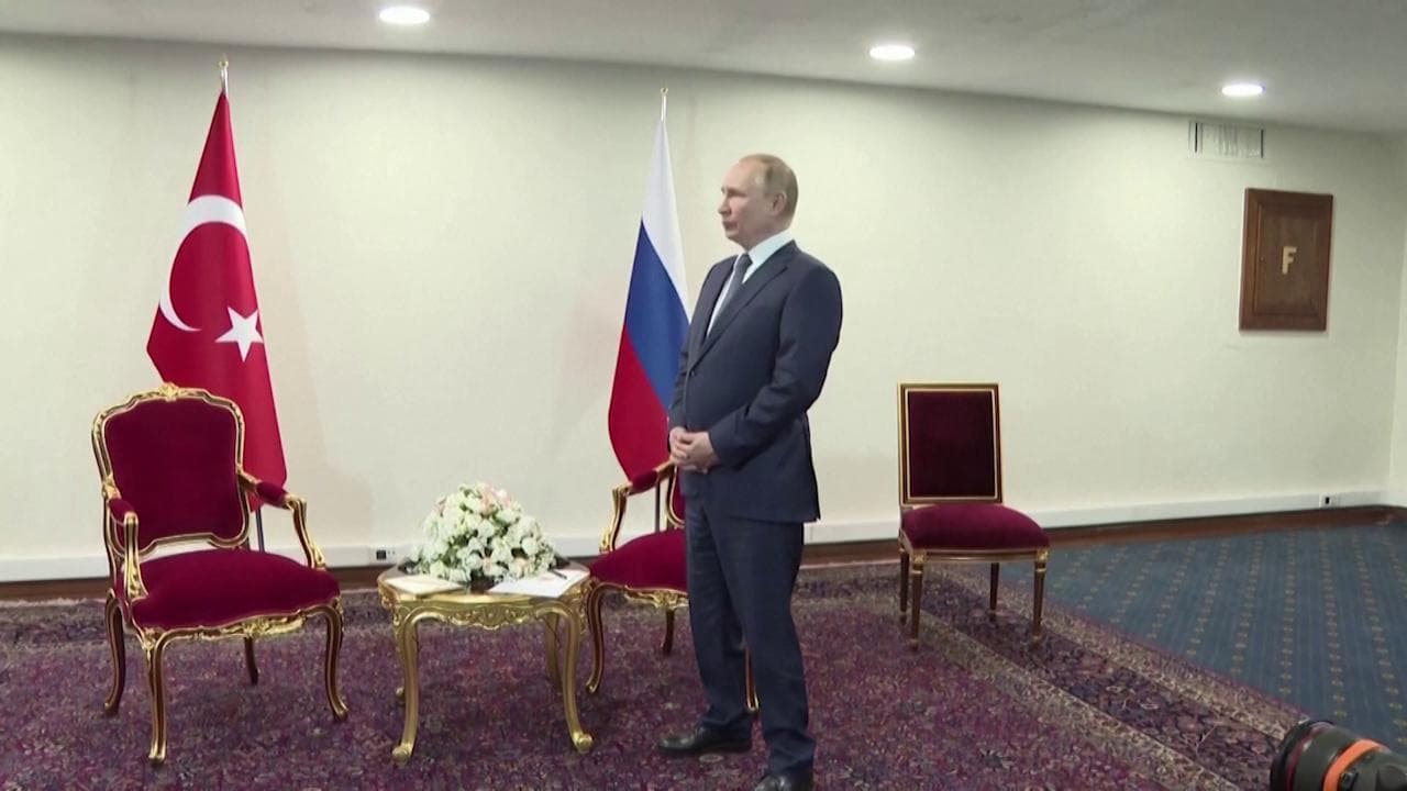 Putin costretto ad attendere Erdogan, la reazione goffa del presidente russo