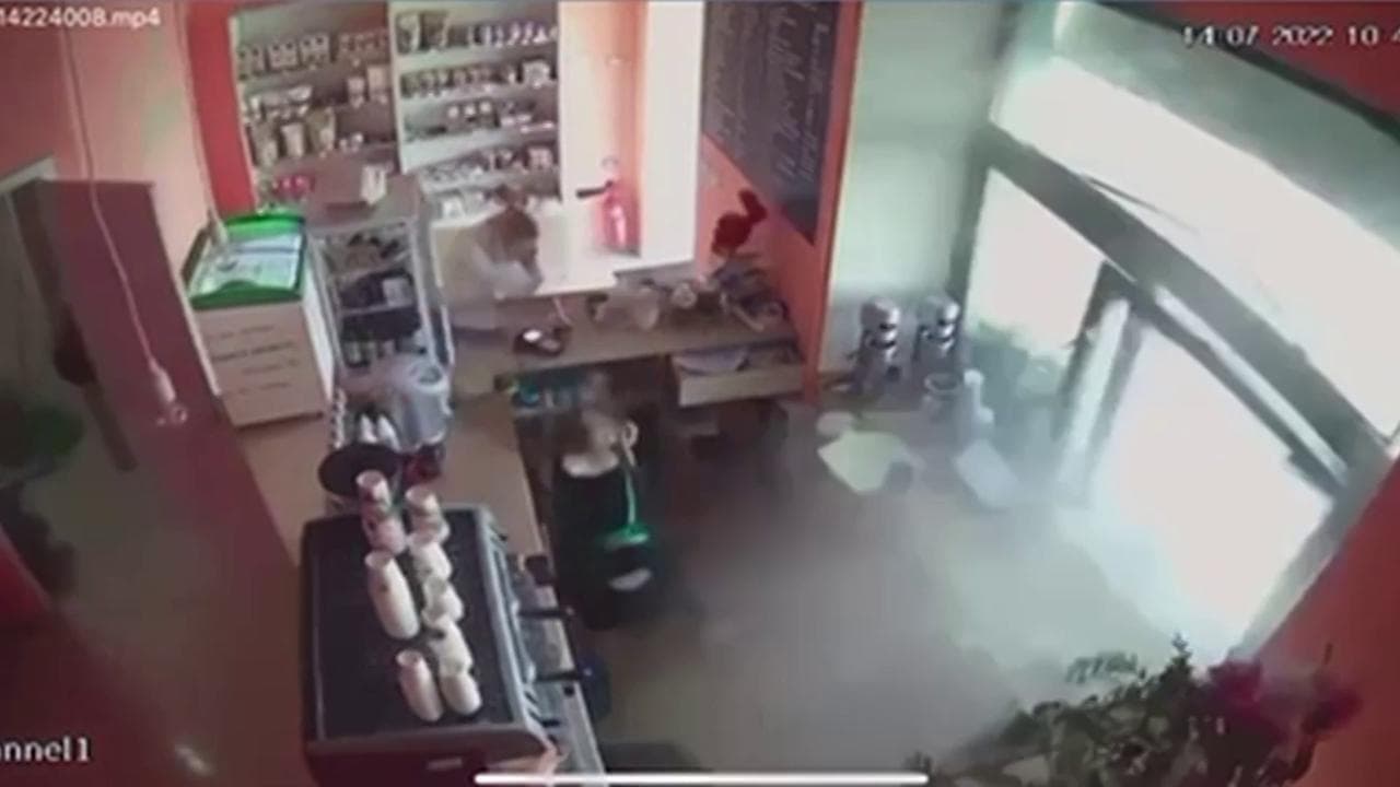 Ucraina, le immagini impressionanti delle telecamere a circuito chiuso filmano l'attacco a Vinnytsia