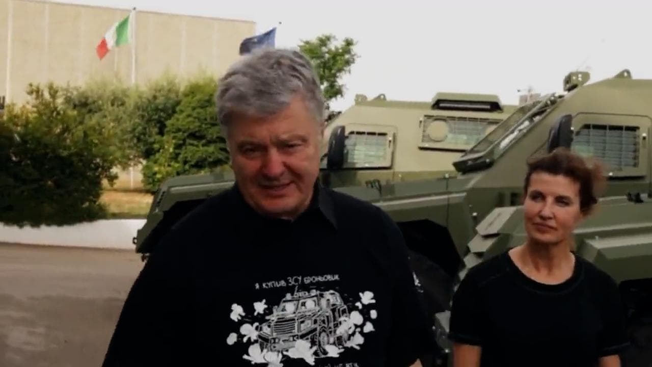 L'ex presidente ucraino compra in Italia blindati da donare a Kiev