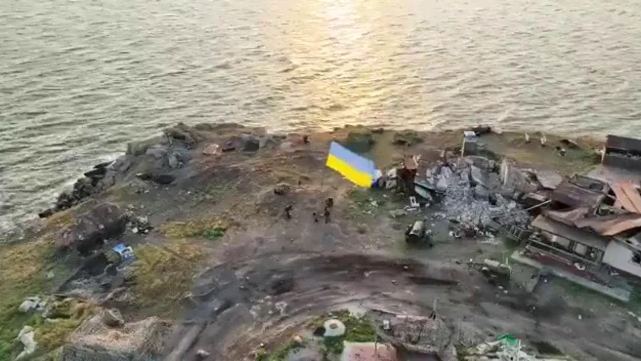 La bandiera ucraina torna sull'isola