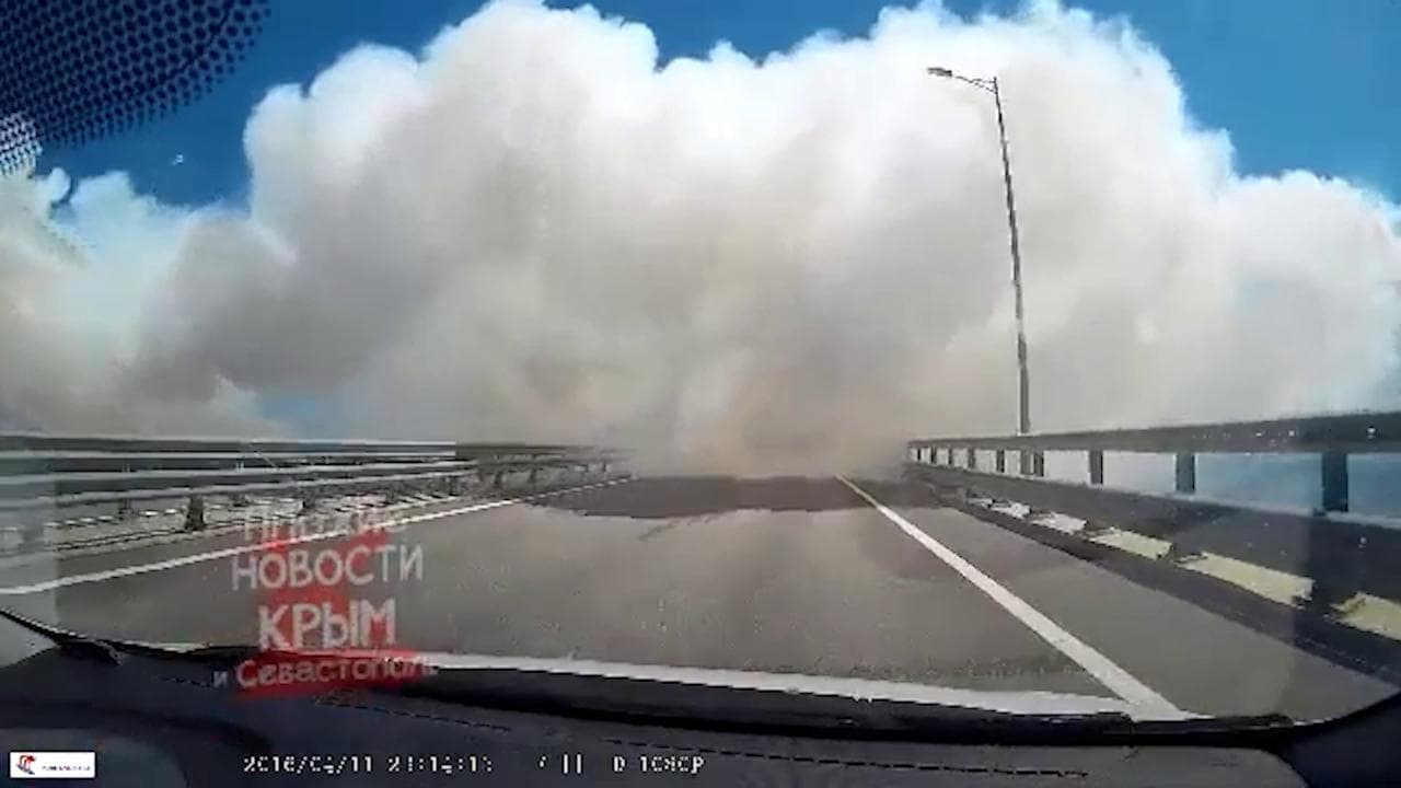 La nebbia difensiva sul ponte di Crimea provoca il tamponamento