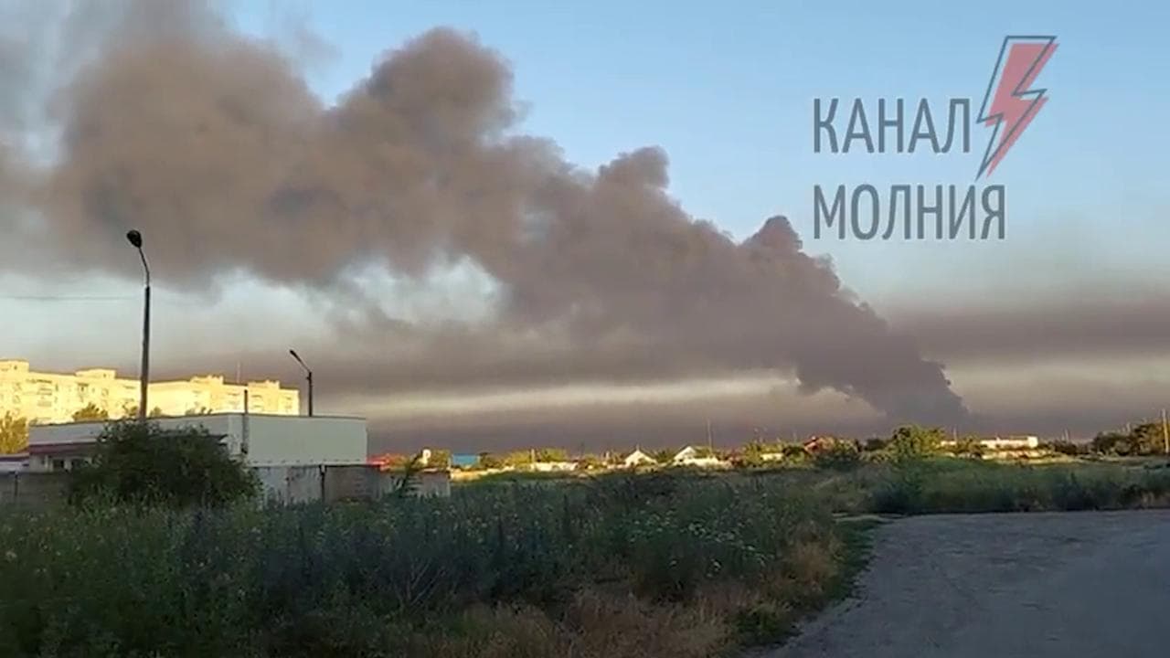 A Melitopol bombardato l'aeroporto, sede delle truppe russe: il video dell'attacco ucraino