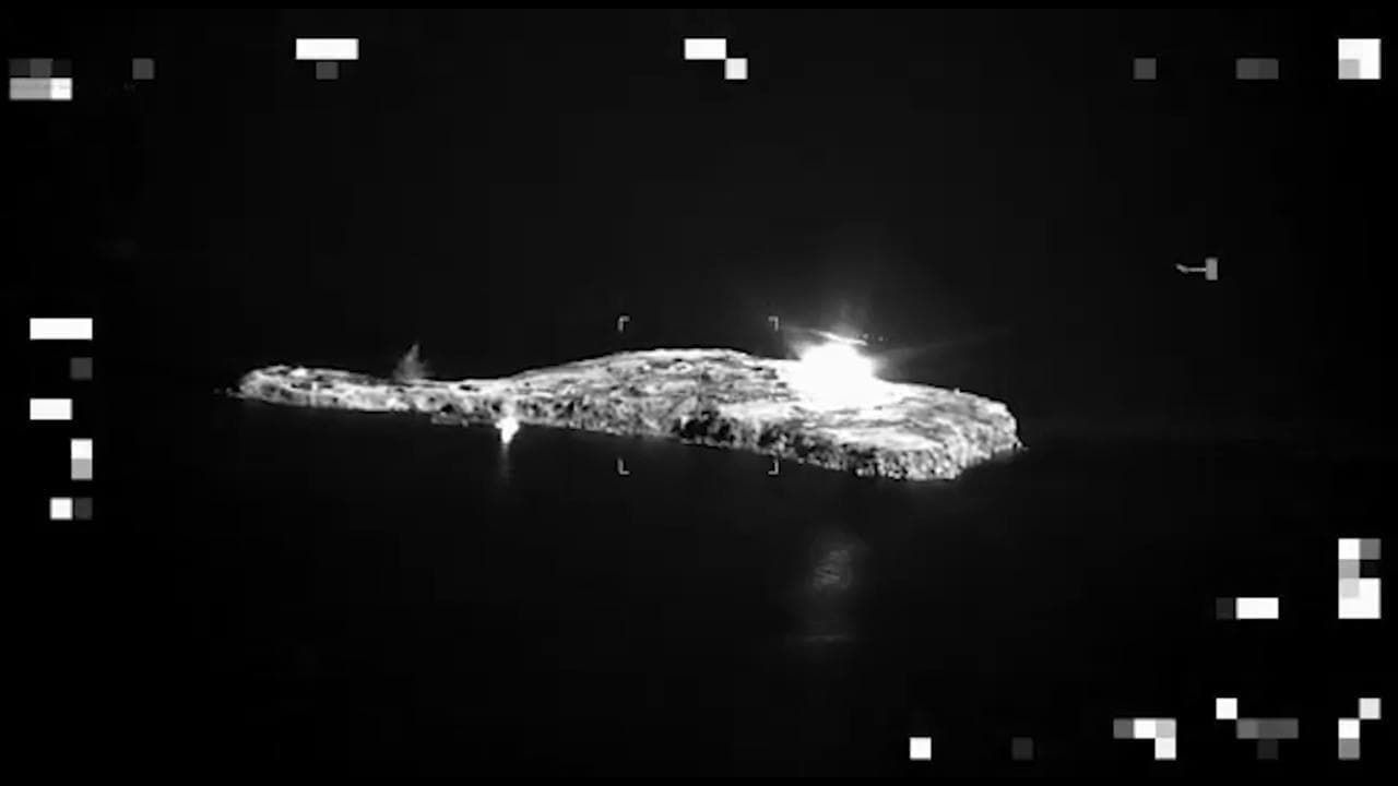 Kiev accusa la Russia: "Usate bombe al fosforo sull'isola dei serpenti". E spunta il video