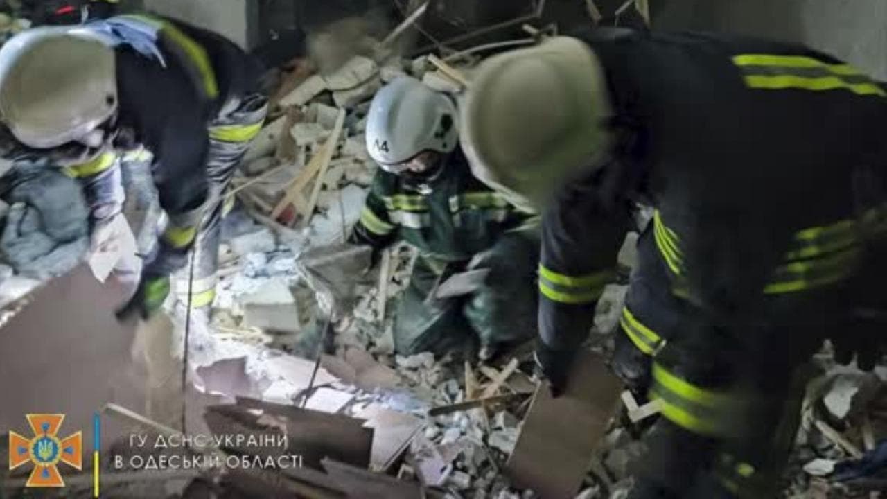 Missili russi su un condominio vicino Odessa: le immagini dei soccorsi