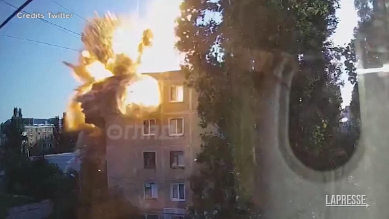 Mykolaiv, il momento in cui un missile russo colpisce un palazzo residenziale: il video in slow motion