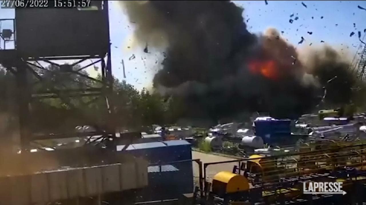 Zelensky diffonde le immagini del missile che colpisce il centro commerciale di Kremenchuck