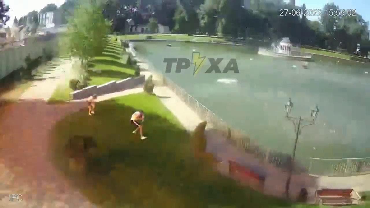 L'orrore dell'attacco dei missili russi ripreso dal parco