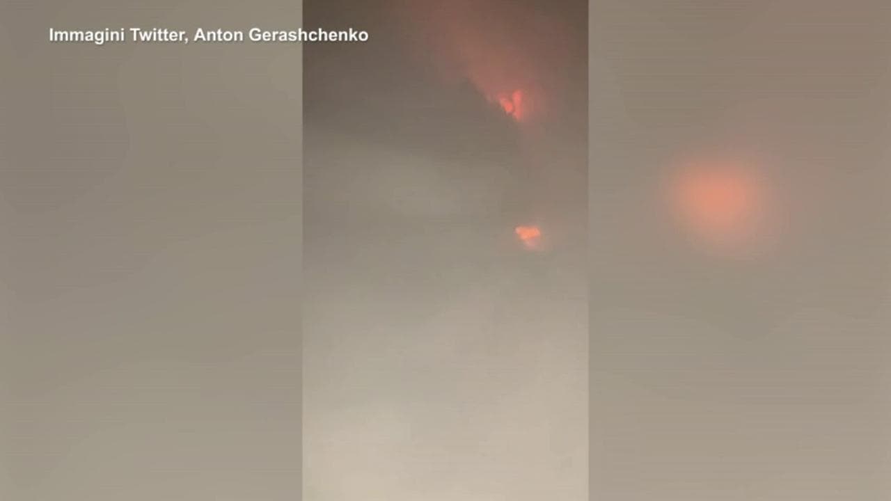 Kremenchuk, missile russo colpisce centro commerciale: la fuga di un cliente tra le fiamme