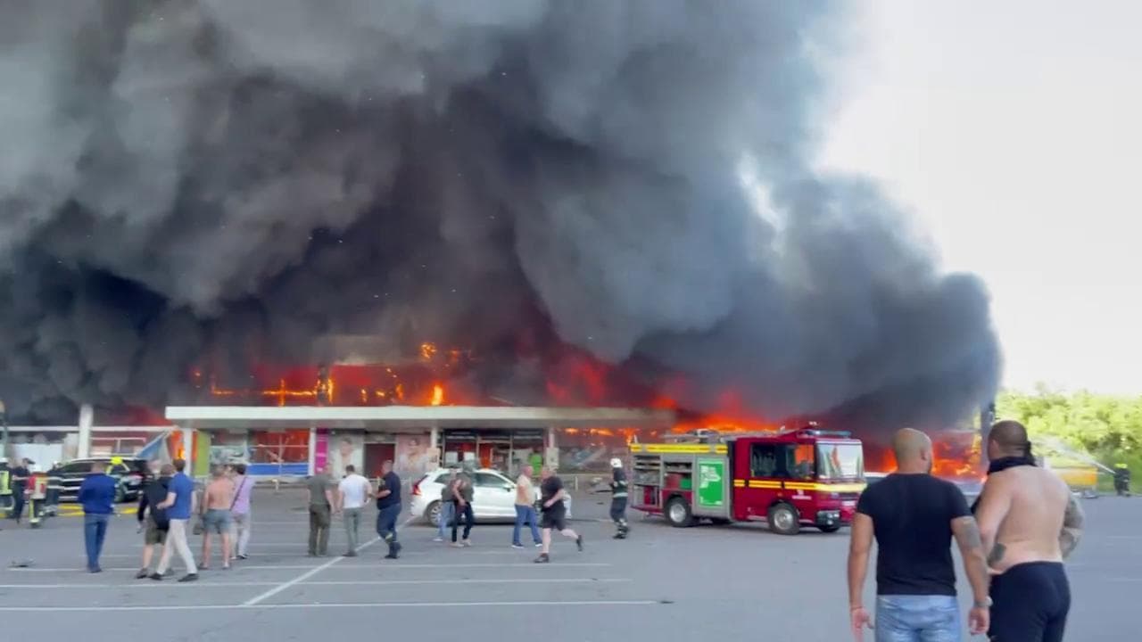 Due missili russi colpiscono un centro commerciale a Kremenchuk, Zelensky: "Dentro mille persone"