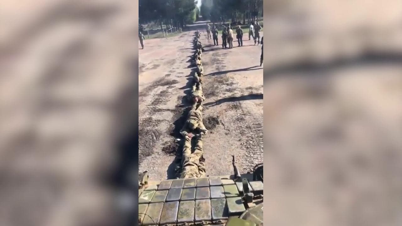 L'addestramento estremo dei soldati di Kiev: immobili a terra mentre il tank passa sopra