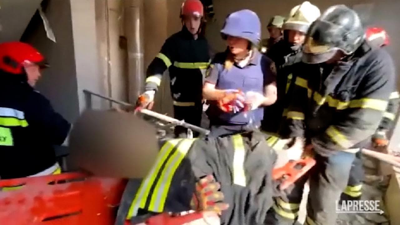 Missili russi su Kiev, bambina di 7 anni estratta viva dall'edificio bombardato