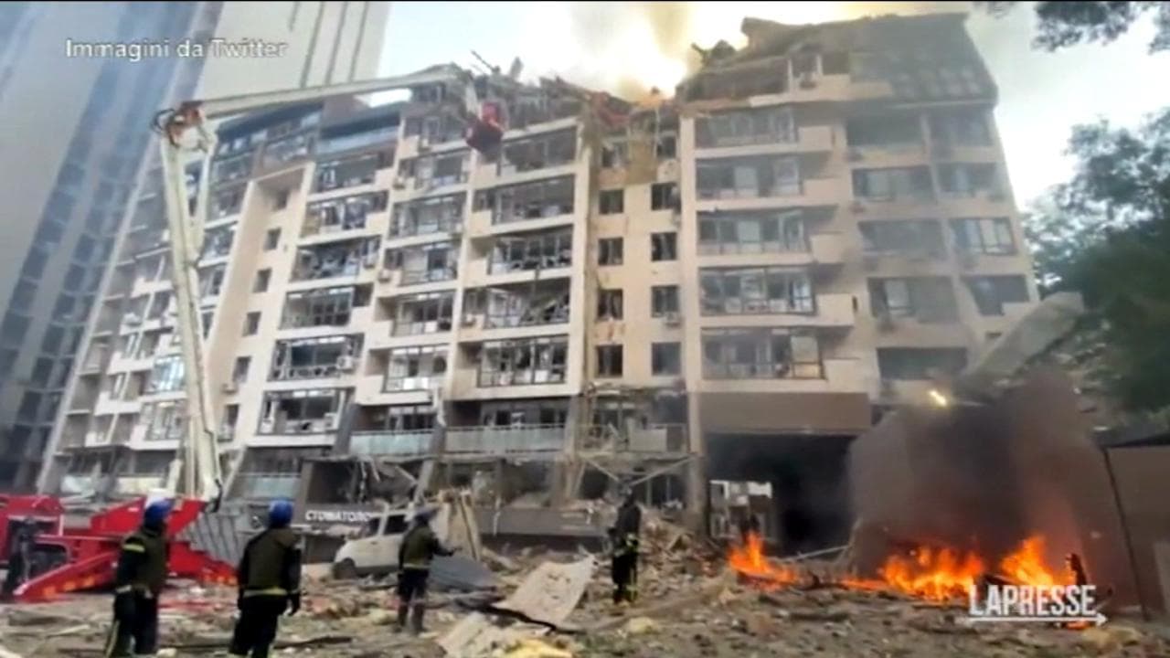 Ucraina, attacco missilistico russo su Kiev: civili intrappolati sotto le macerie