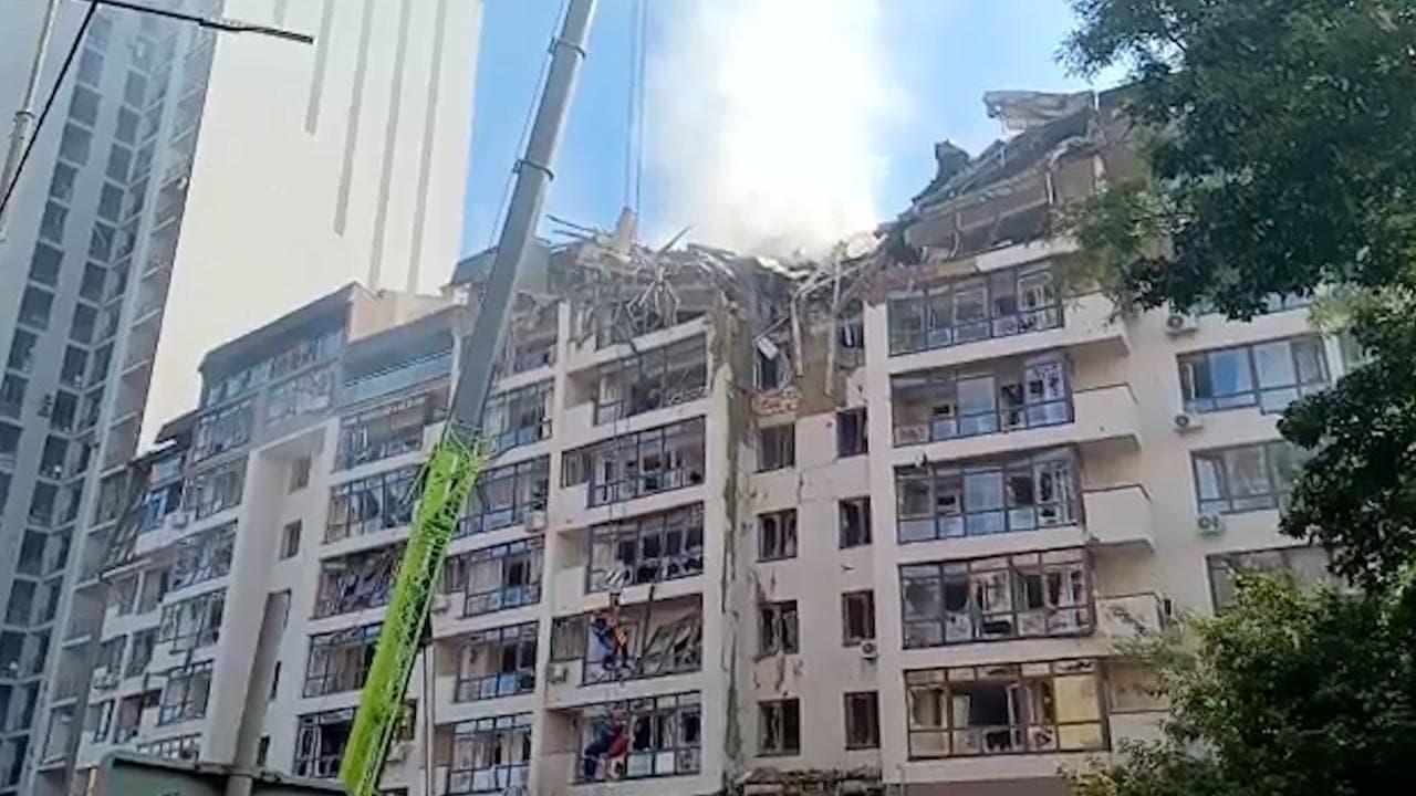 Missili su Kiev nella notte. L'inviato di Repubblica: "Estratta una bambina dalle macerie"