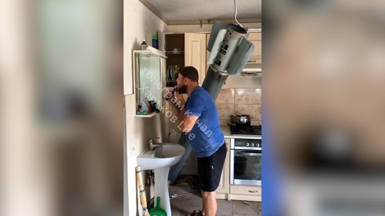 L'uomo che convive con il missile piovuto in casa