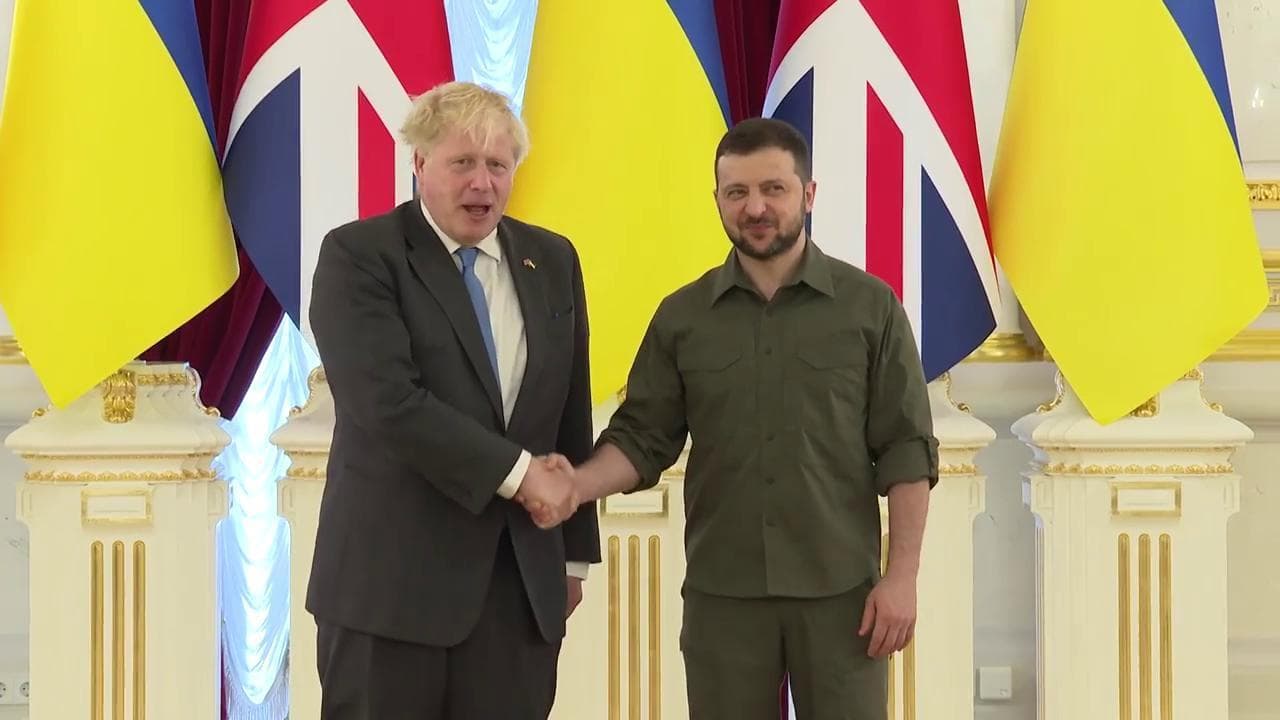 Boris Johnson a Kiev, seconda visita in Ucraina: Zelensky accoglie il premier britannico