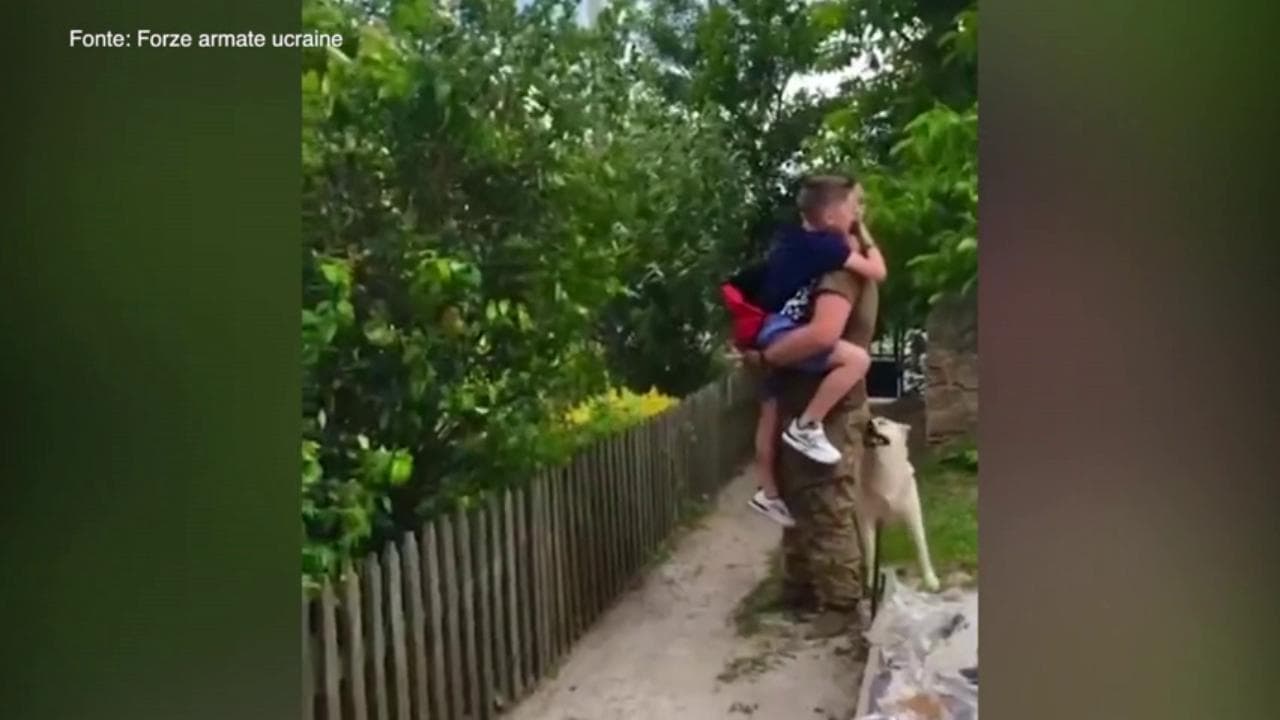 Ucraina, la gioia di un bimbo al rientro del papà dal fronte: il video è commovente