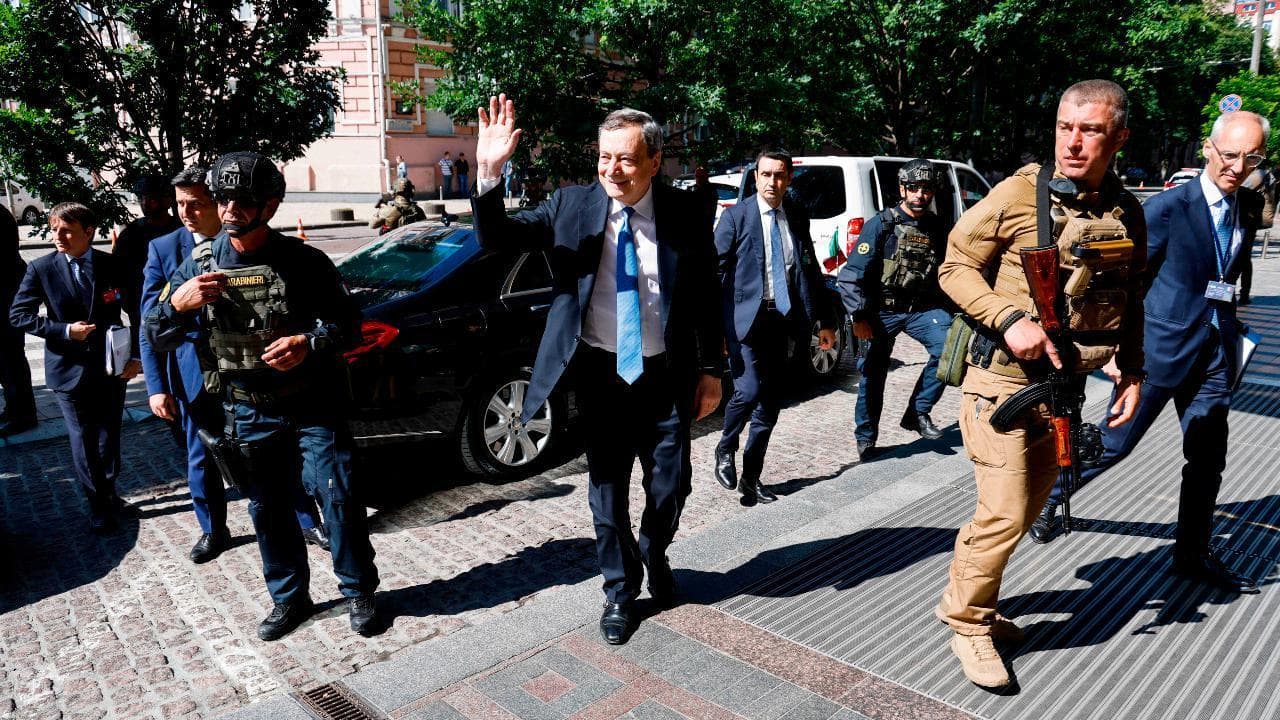 Guerra in Ucraina, Draghi, Macron e Scholz arrivano a Kiev, il presidente francese: "Qui per parlare di presente e di futuro"