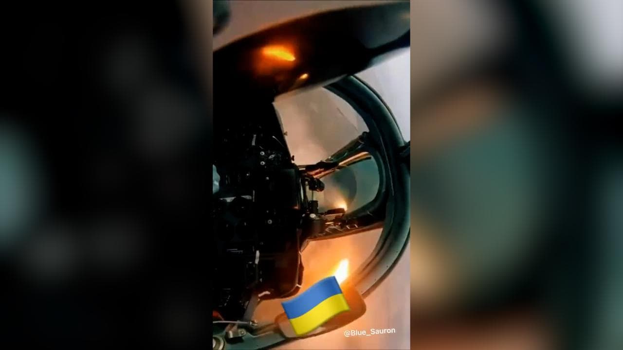 Il caccia vola sui campi di grano e poi bombarda i Russi