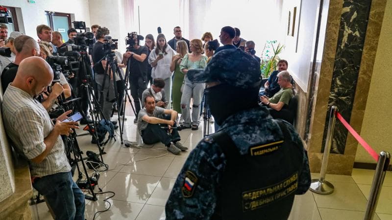 La stampa fuori dal tribunale a Mosca
