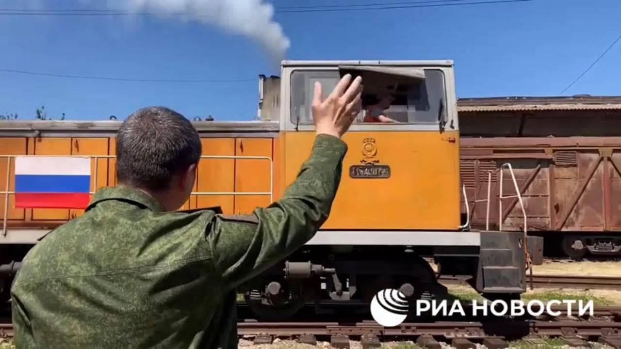 I russi portano via con i treni il grano a Luhansk. "È un furto". "No, è in eccedenza"
