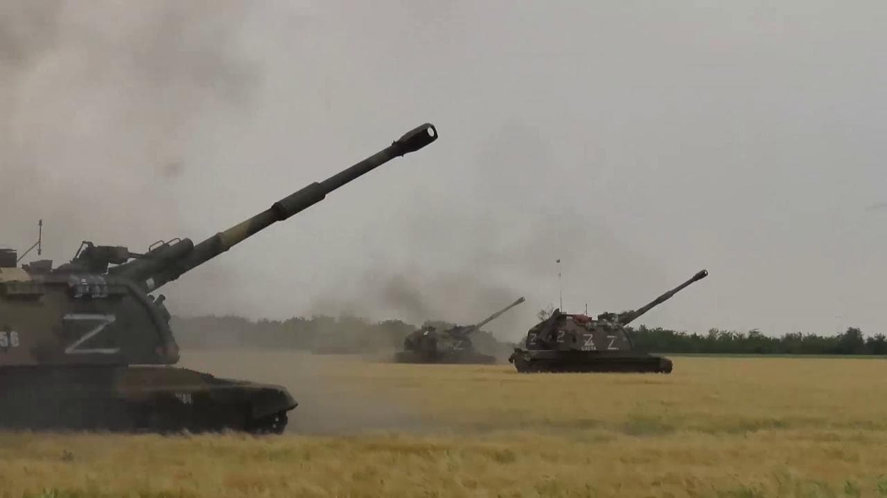 I temibili corazzati russi Msta distruggono tank ucraini nascosti: il filmato dall'interno del blindato