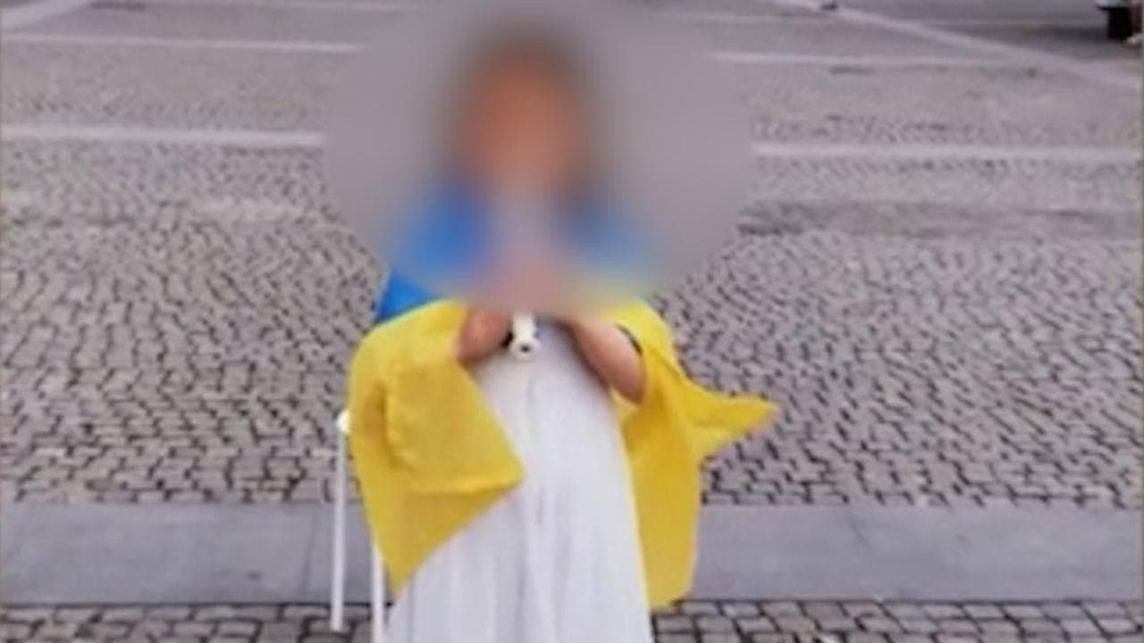 Dnipro, la bambina di 6 anni suona "Stefania" e raccoglie fondi per l'esercito ucraino