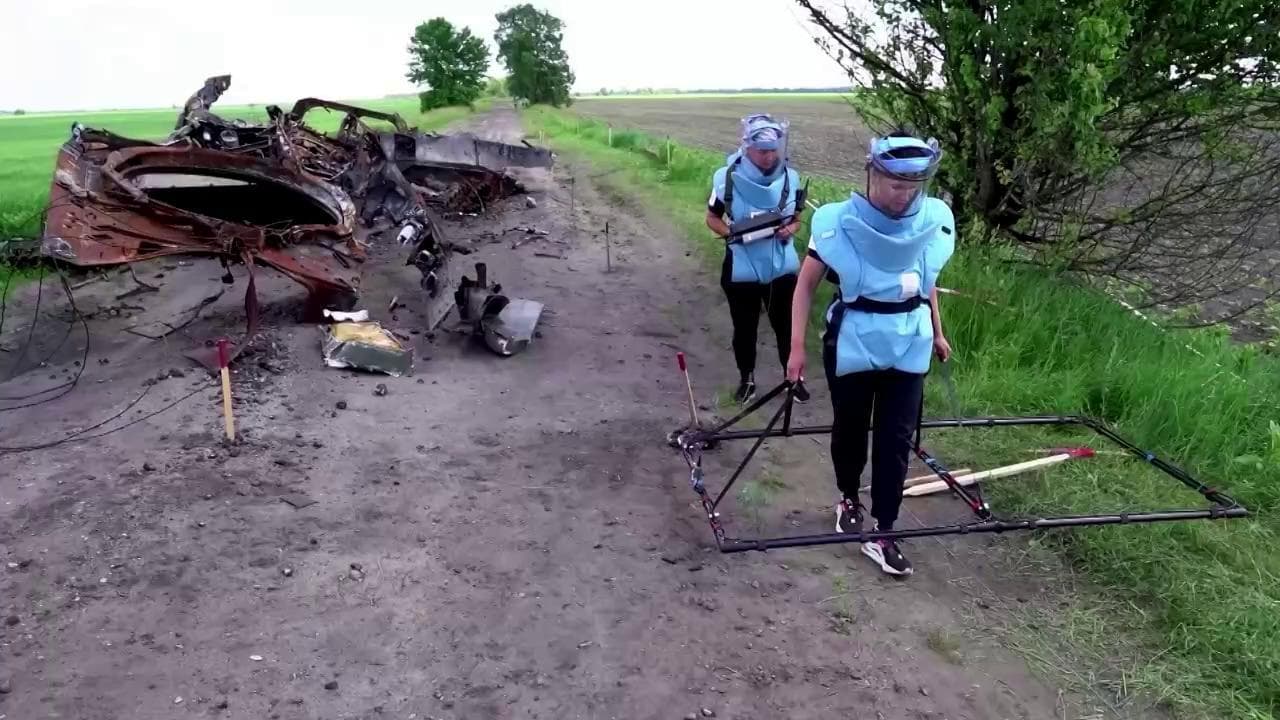 Ucraina, i civili imparano a togliere le mine a mani nude: "Non abbiamo paura"