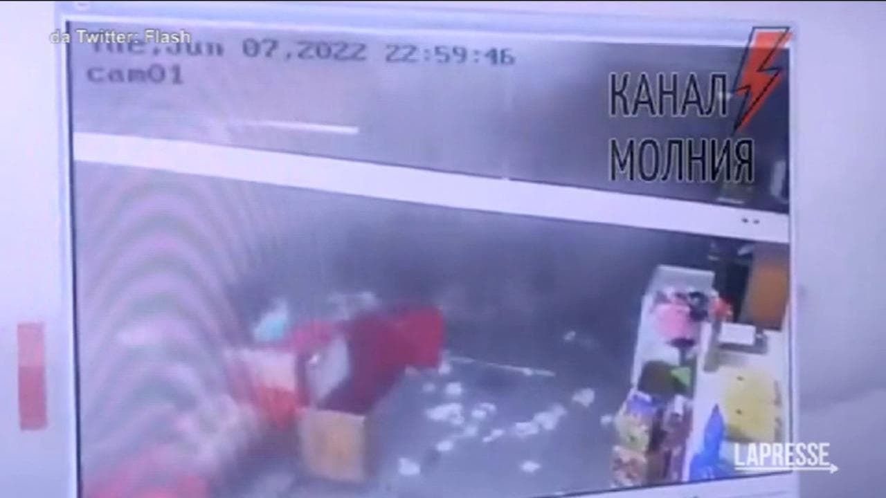 Missile russo colpisce un supermercato a Kharkiv: il momento dell'esplosione