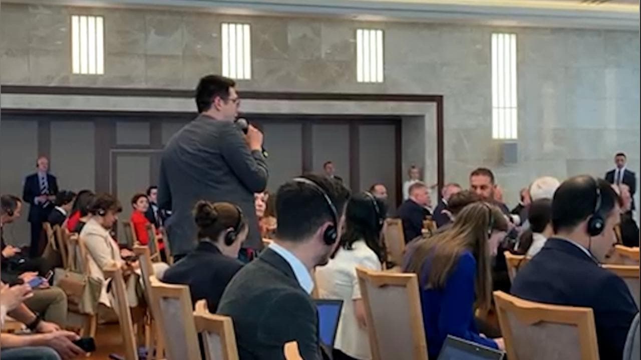 Il giornalista ucraino a Lavrov durante la conferenza stampa ad Ankara: "Cosa vende Mosca oltre al grano ucraino rubato?"