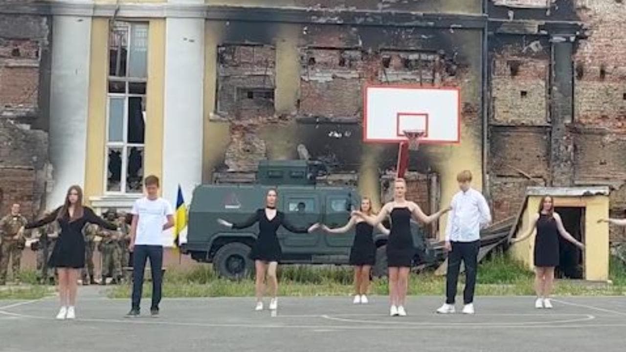 Kharkiv, il ballo tra le rovine: il poetico omaggio degli studenti diplomati alla scuola distrutta