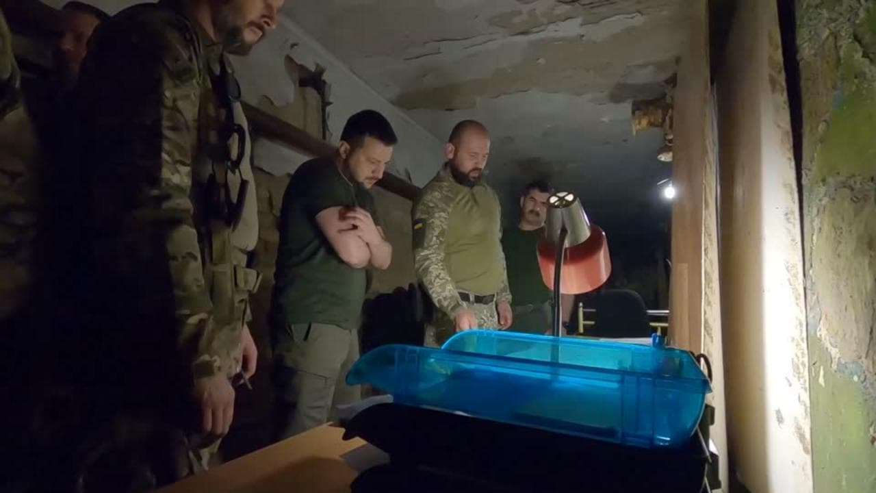 Il presidente Volodymyr Zelenskyy visita le forze armate di Lysychansk, nel Donbass